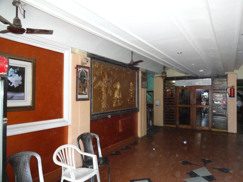 Ajatsatru Hotel Gaya Exteriör bild